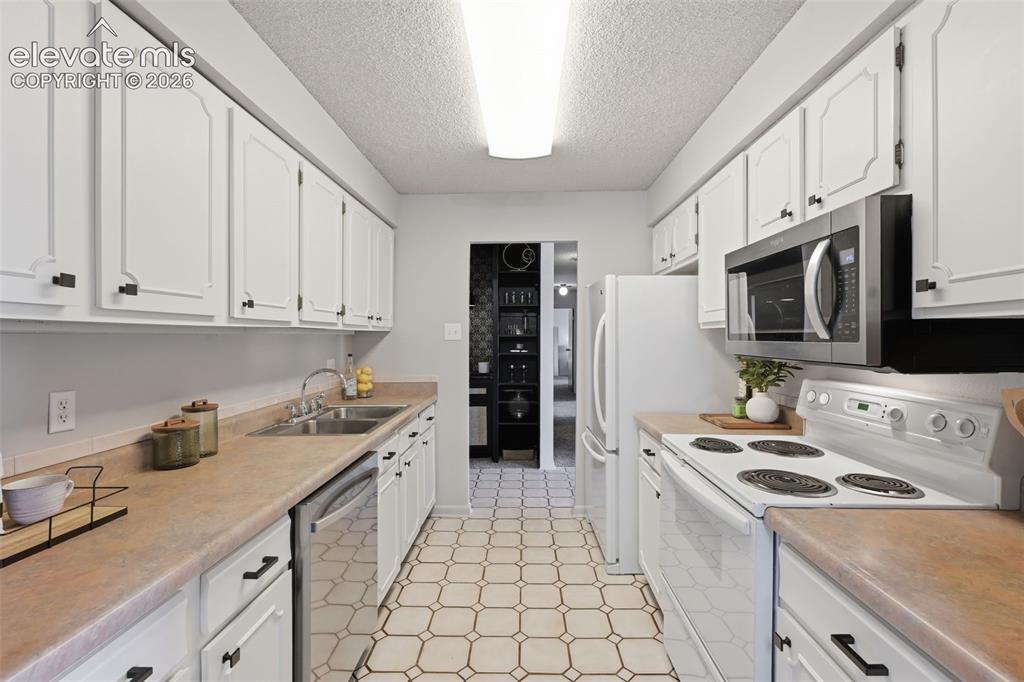 Image 15 of 38: Kitchen