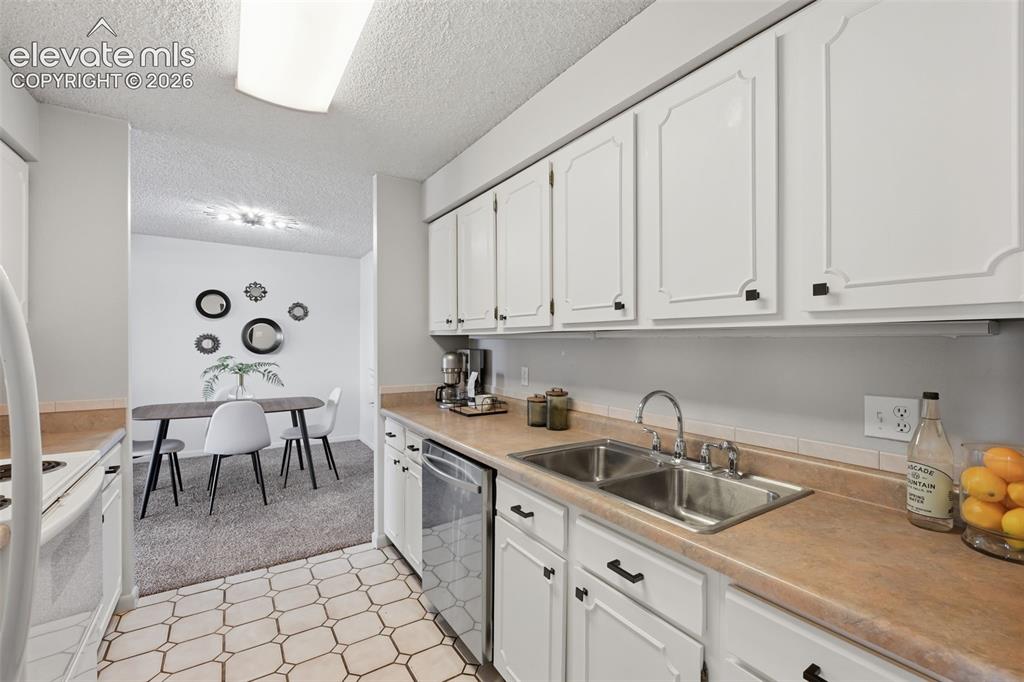 Image 16 of 38: Kitchen