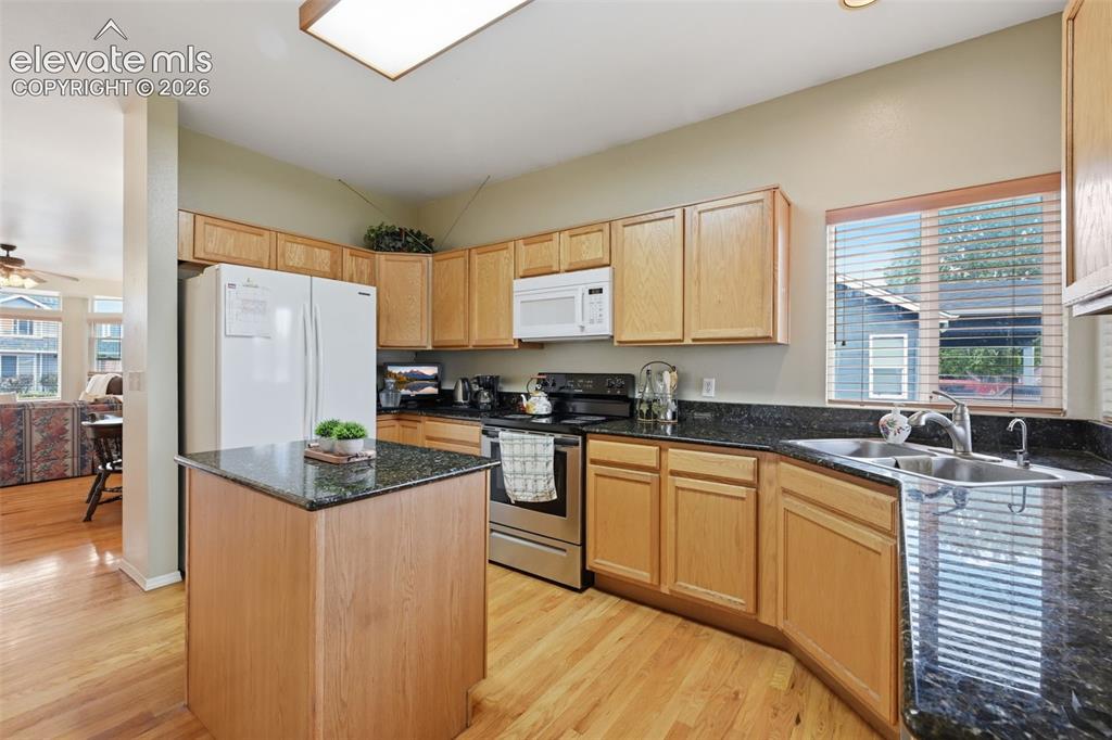 Image 11 of 31: Granite counters, center island and pantry!