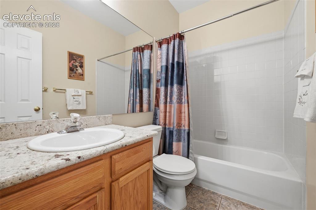 Image 16 of 31: Full bath on the main level!