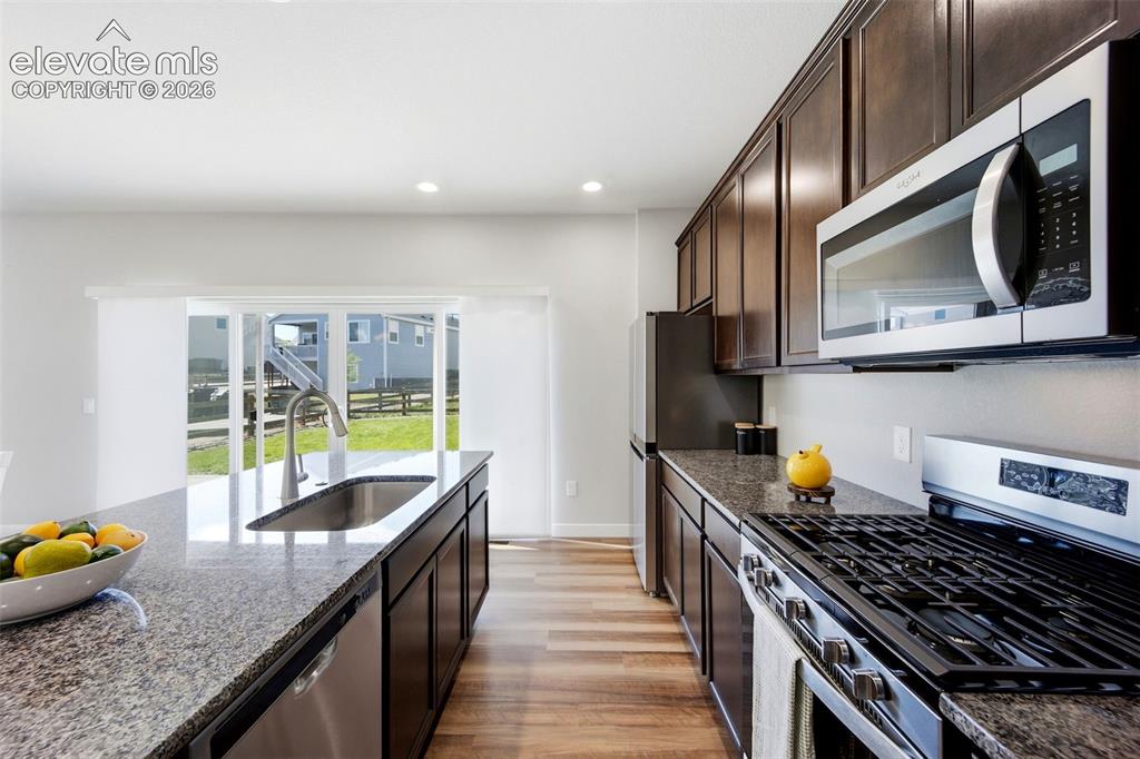 Image 14 of 49: Gas Range