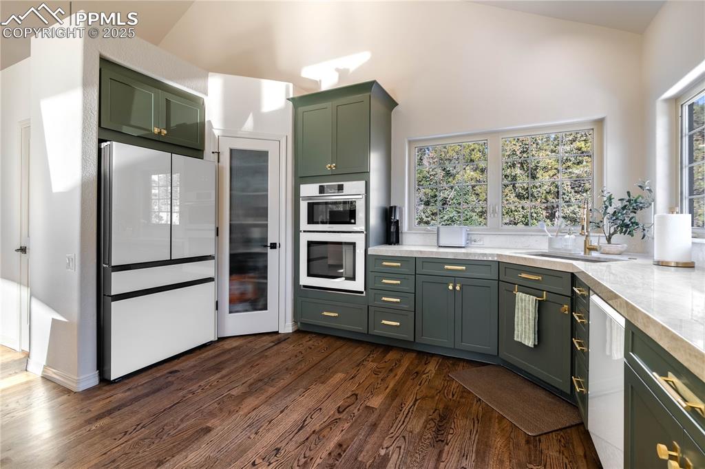 Image 15 of 38: Kitchen