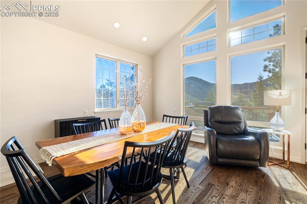 Image 18 of 38: Dining Area