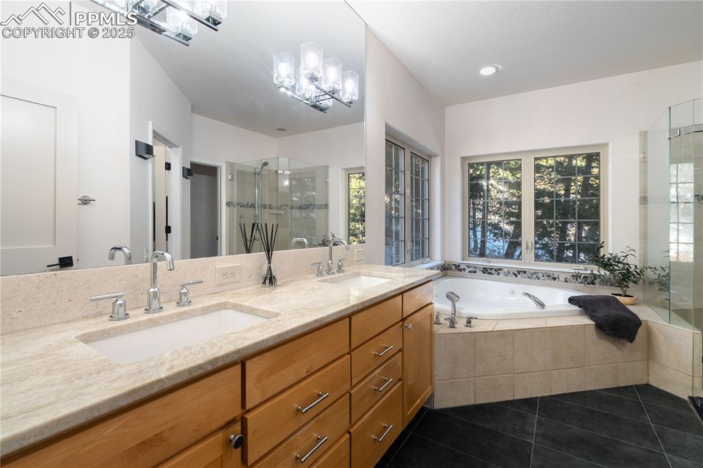 Image 23 of 38: Bathroom