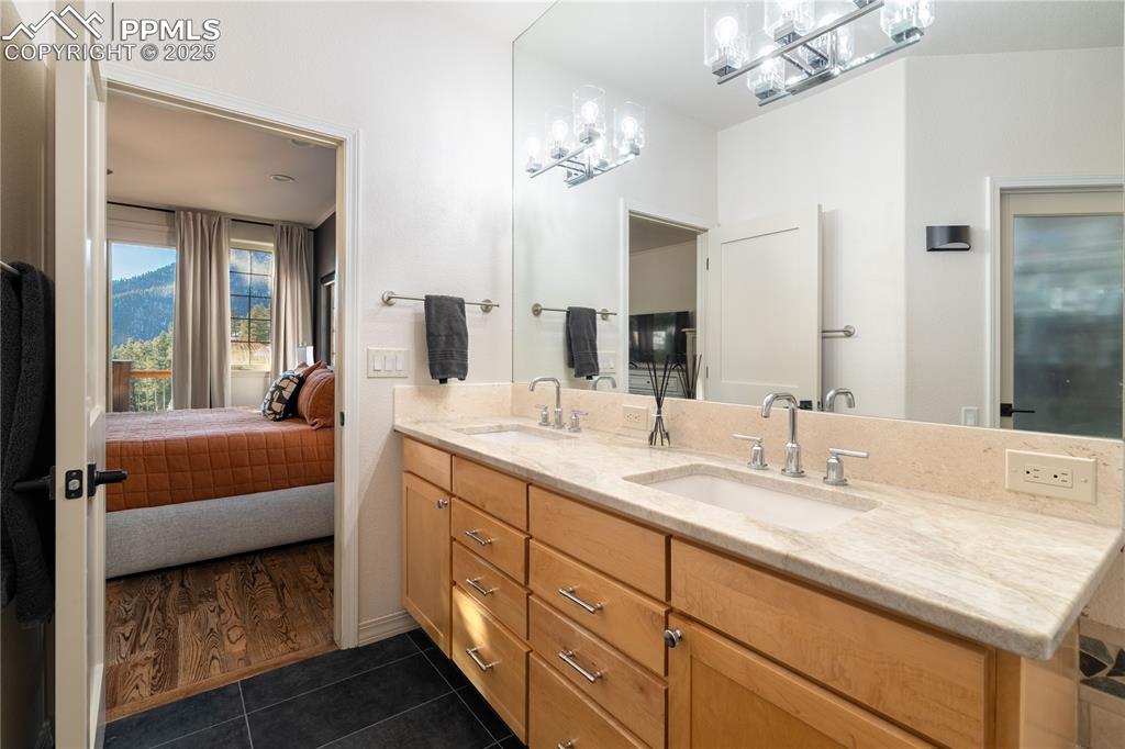 Image 25 of 38: Bathroom