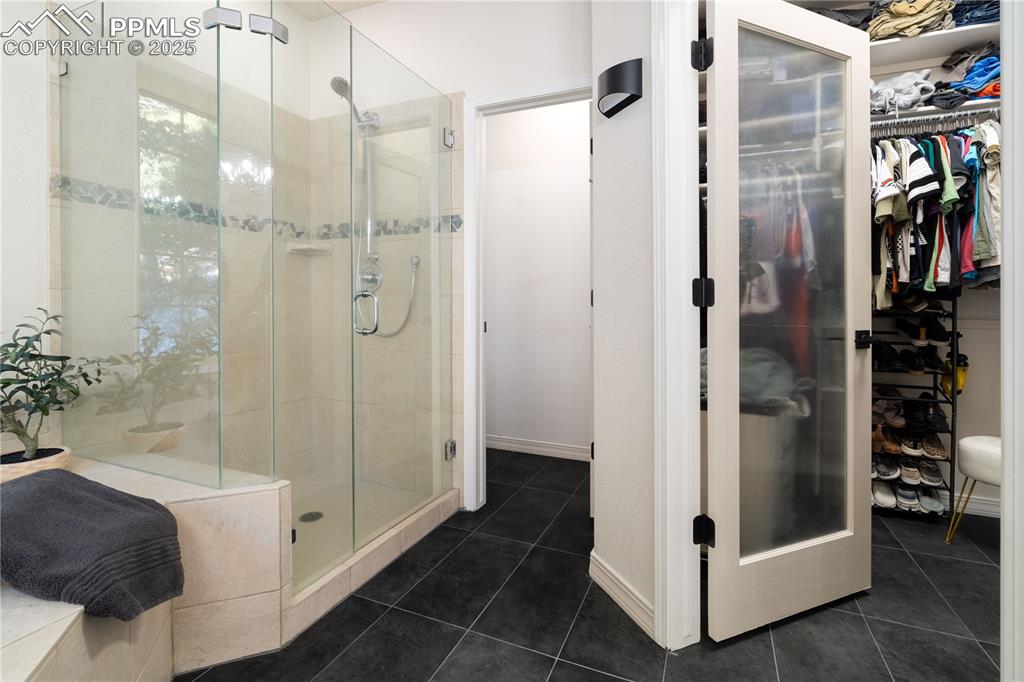 Image 26 of 38: Bathroom