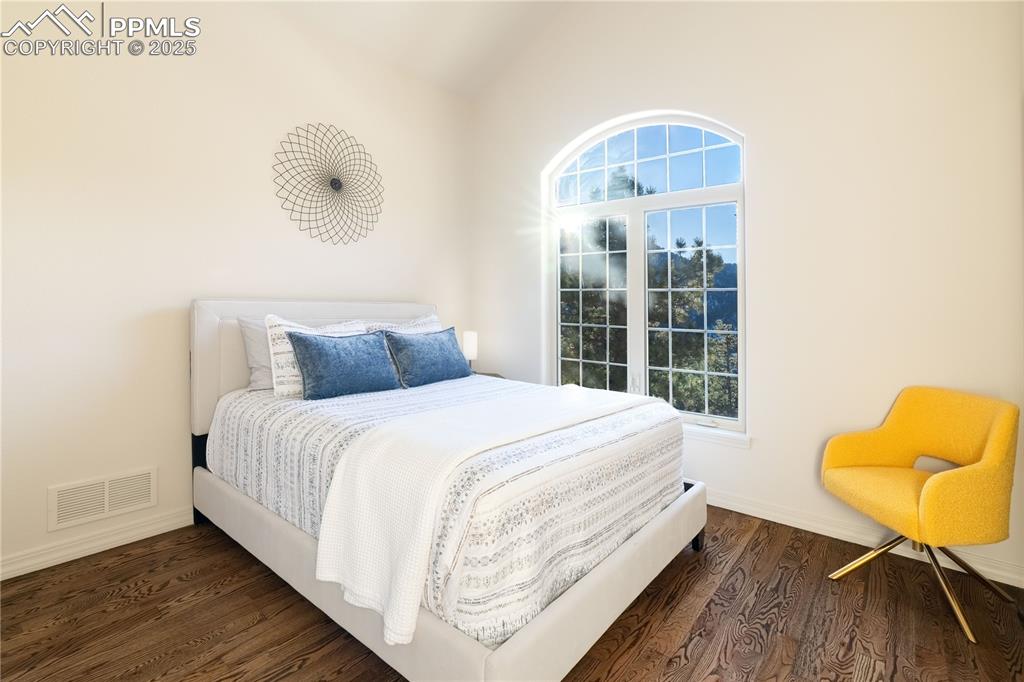 Image 28 of 38: Bedroom