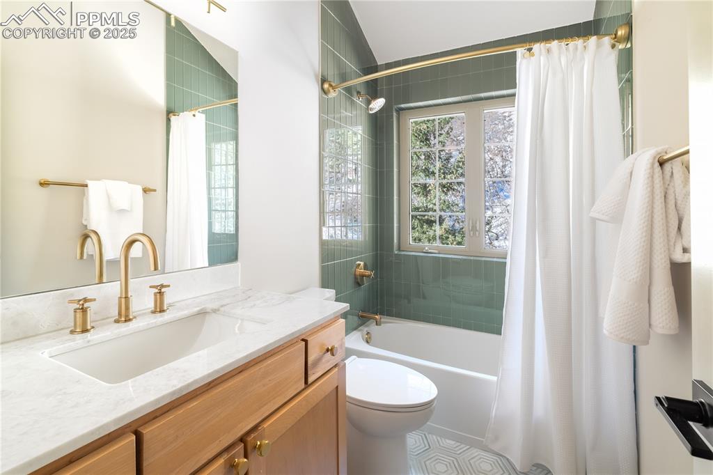 Image 29 of 38: Bathroom