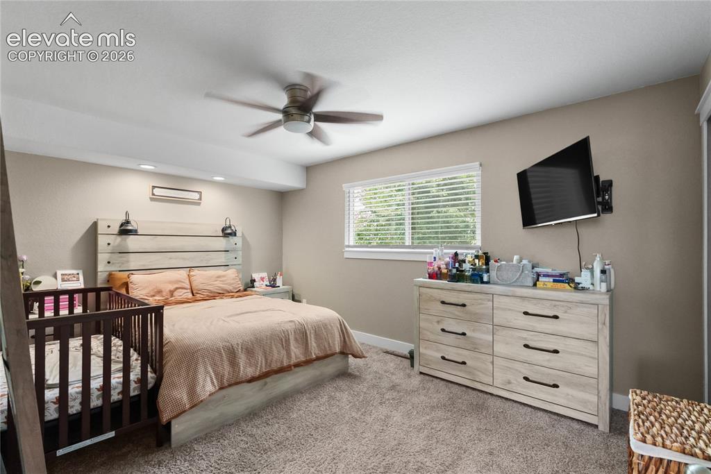 Image 10 of 11: Bedroom