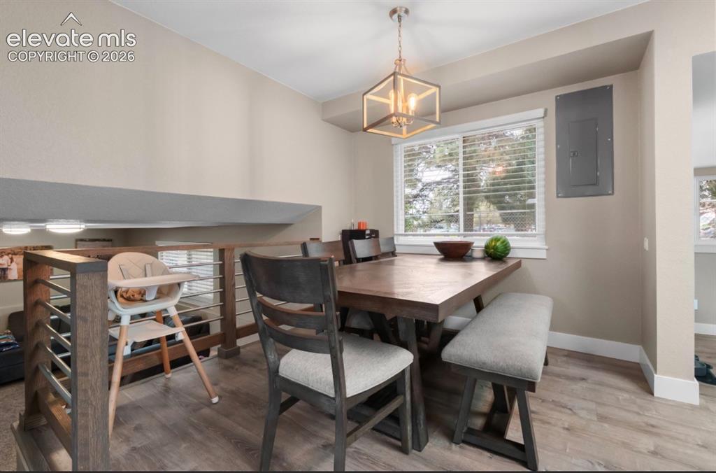 Image 4 of 11: Dining Area