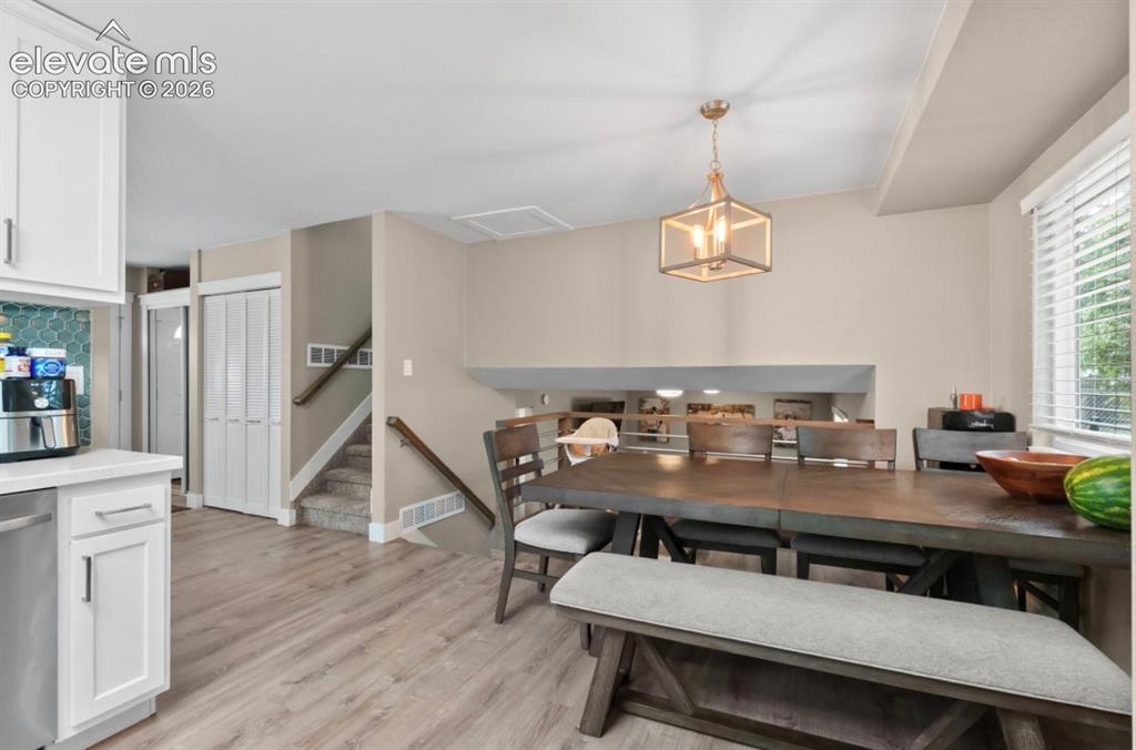 Image 5 of 11: Dining Area