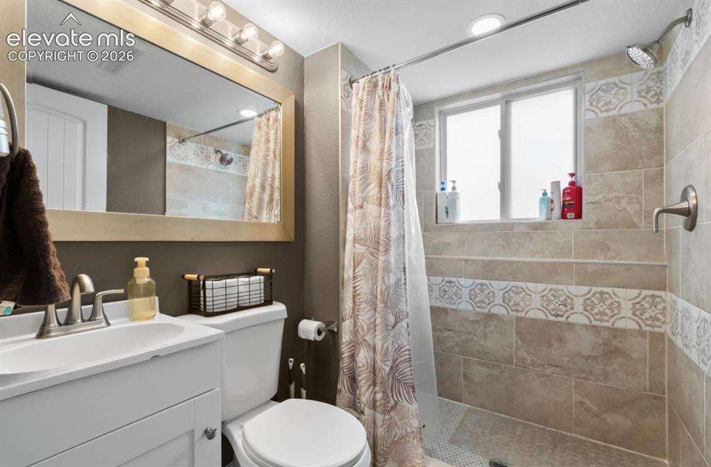 Image 6 of 11: Bathroom