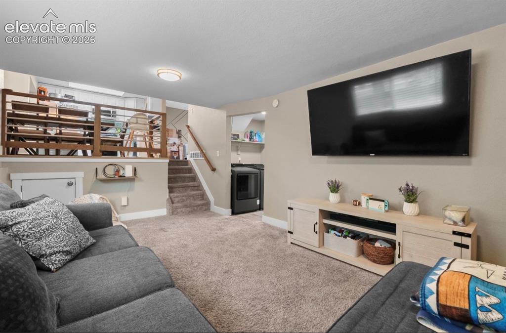 Image 7 of 11: Living Room