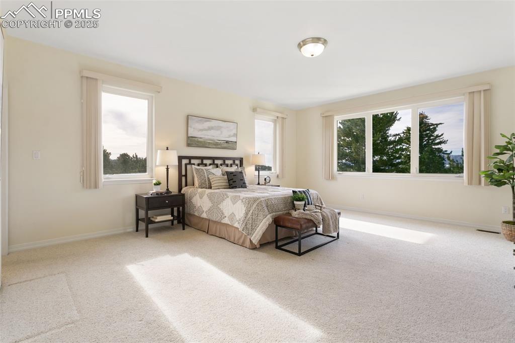 Image 19 of 50: Bedroom