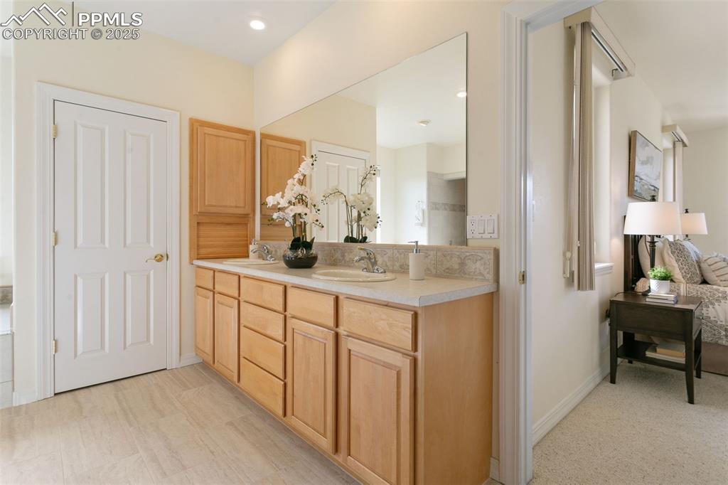 Image 22 of 50: Bathroom