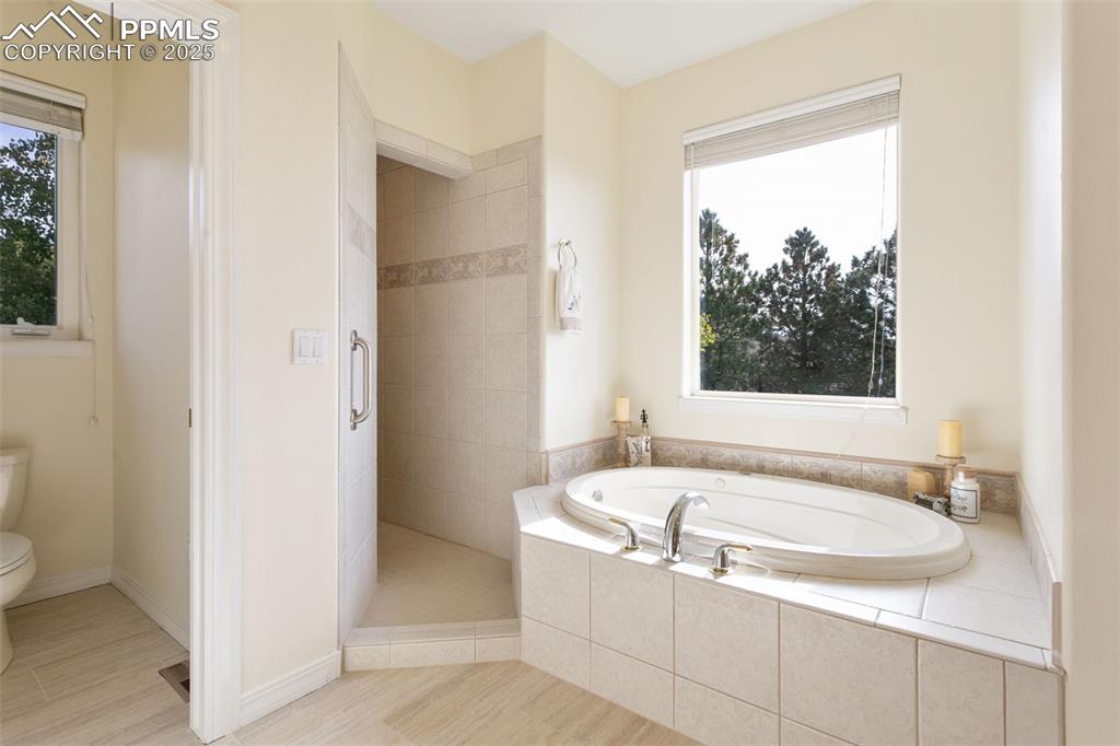 Image 23 of 50: Bathroom