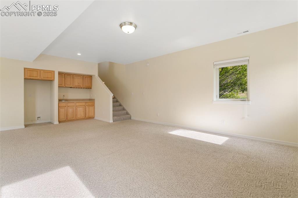 Image 31 of 50: Living Room