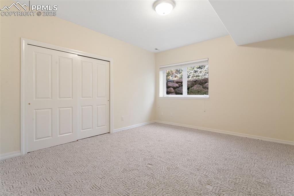 Image 34 of 50: Bedroom