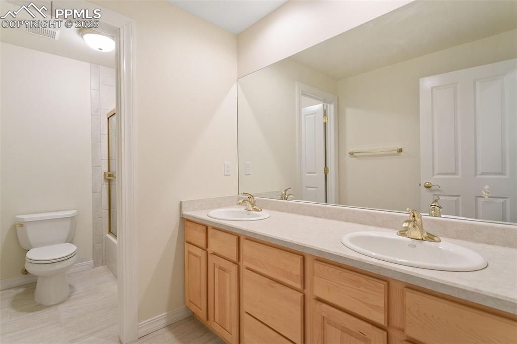 Image 36 of 50: Bathroom