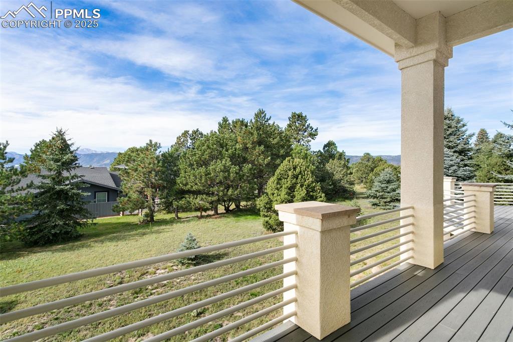 Image 40 of 50: Deck