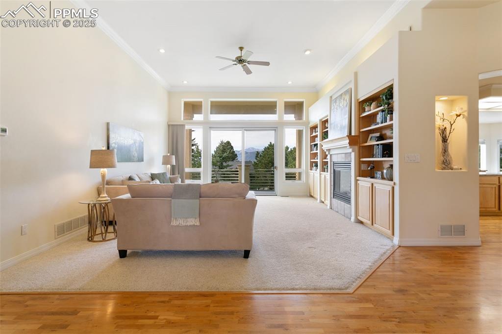 Image 5 of 50: Living Room