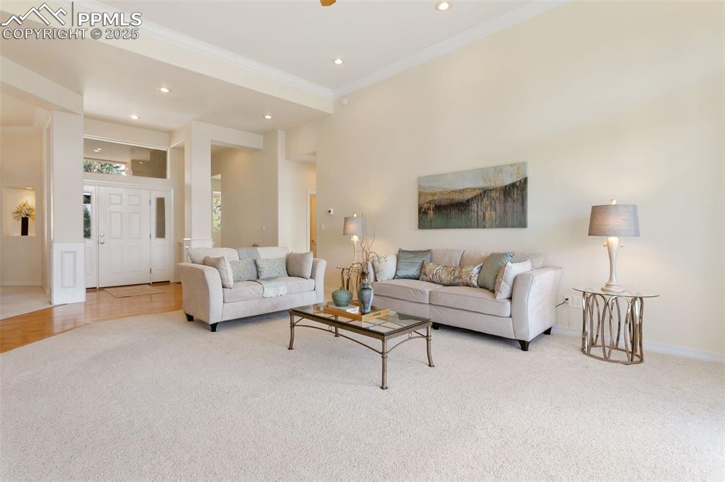 Image 7 of 50: Living Room