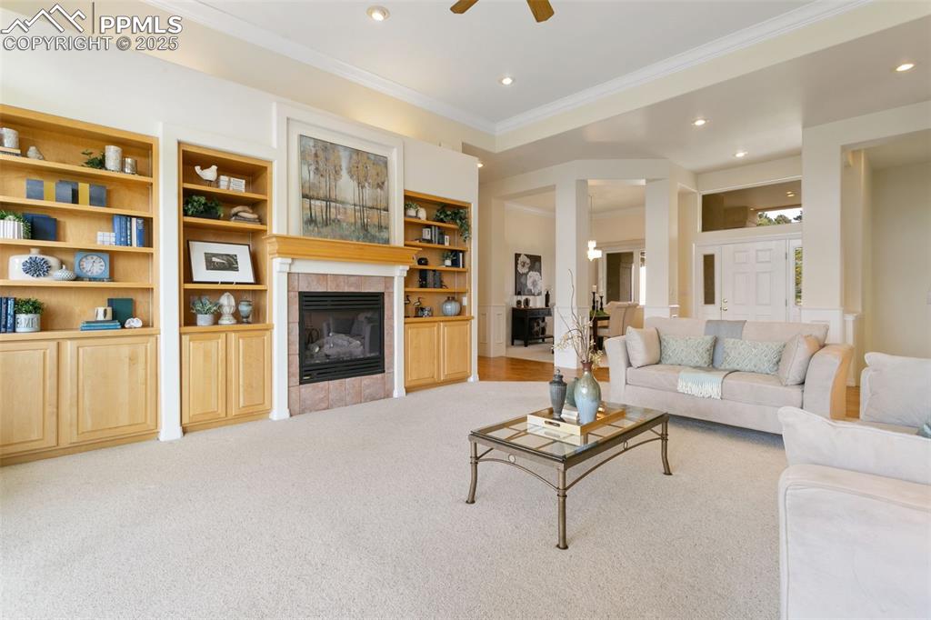 Image 8 of 50: Living Room