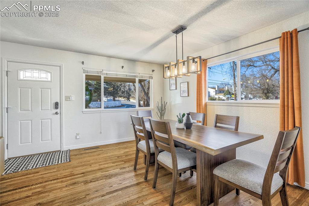 Image 10 of 50: Dining Area