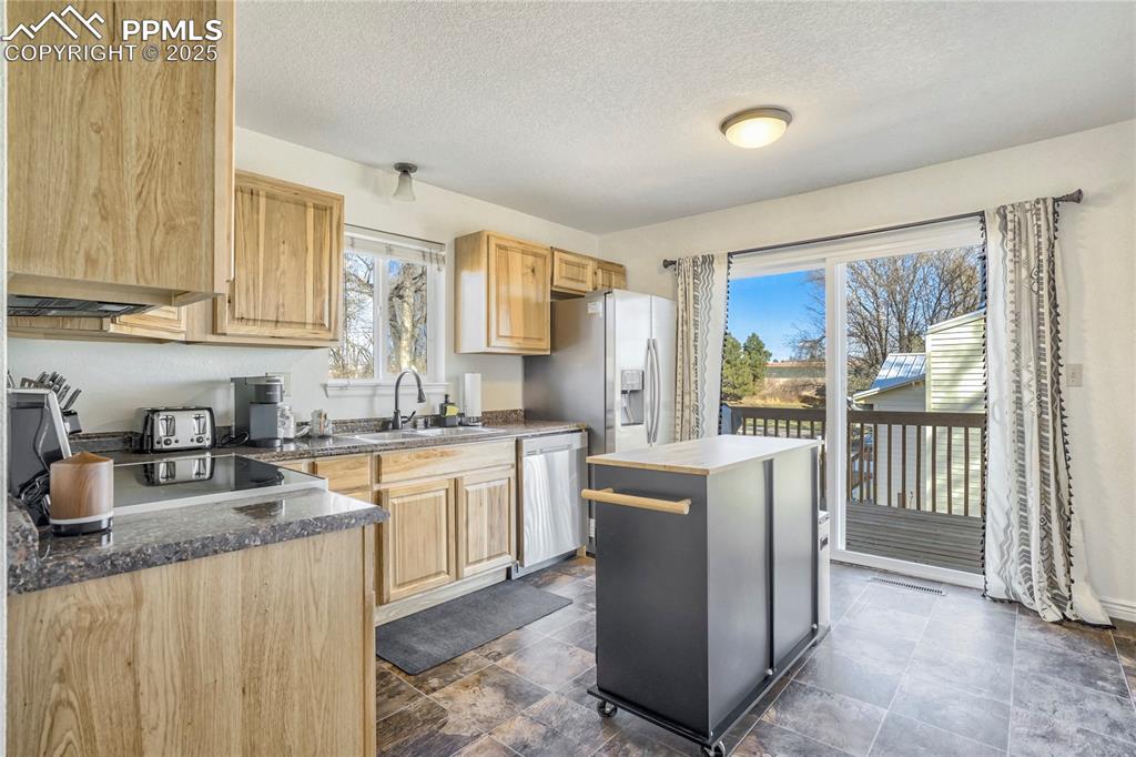 Image 12 of 50: Kitchen