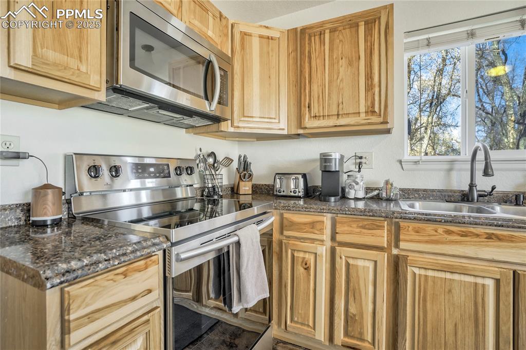 Image 14 of 50: Kitchen