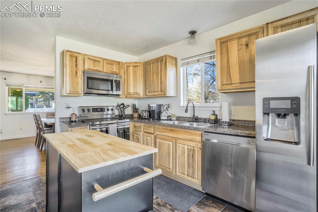 Image 18 of 50: Kitchen