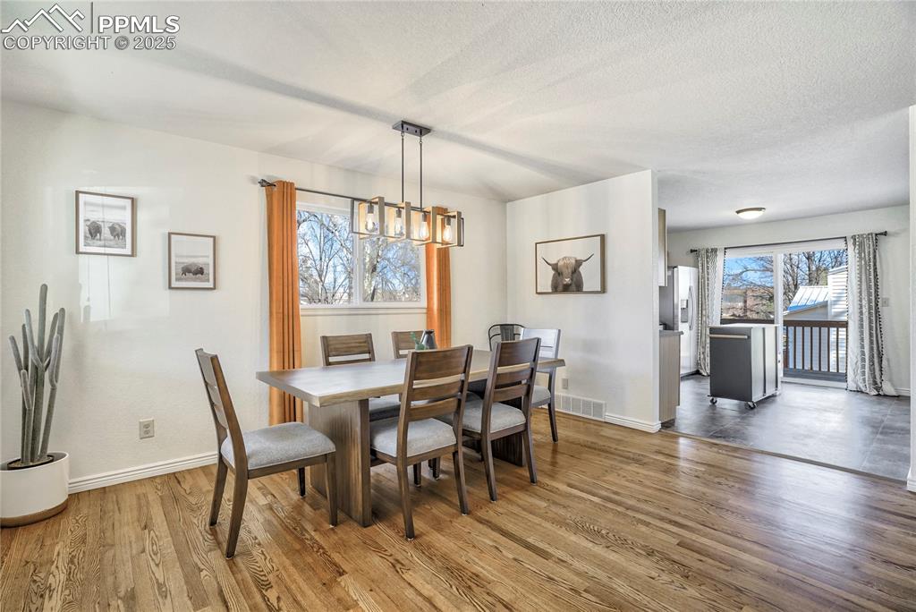 Image 6 of 50: Dining Area