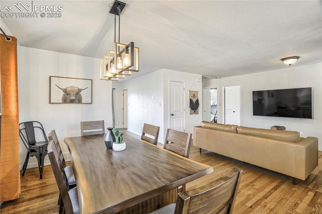Image 7 of 50: Dining Area