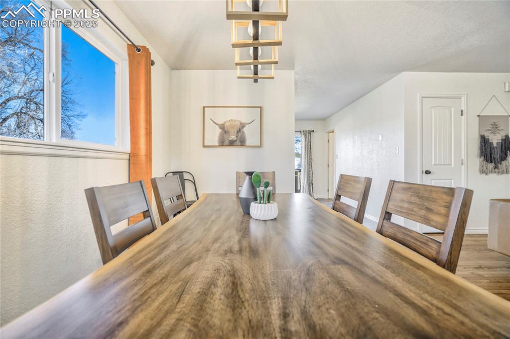 Image 8 of 50: Dining Area