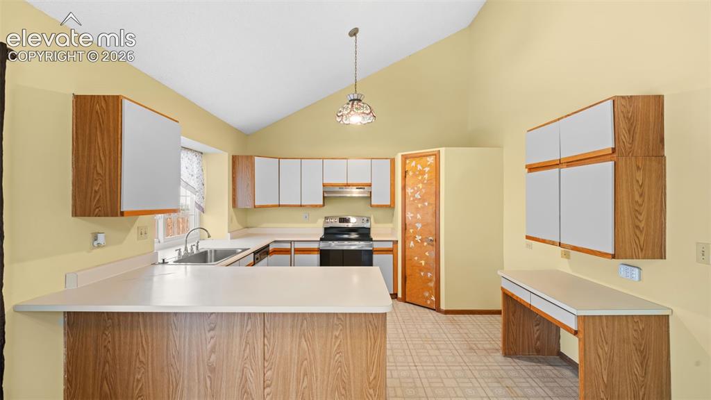 Image 10 of 36: Kitchen