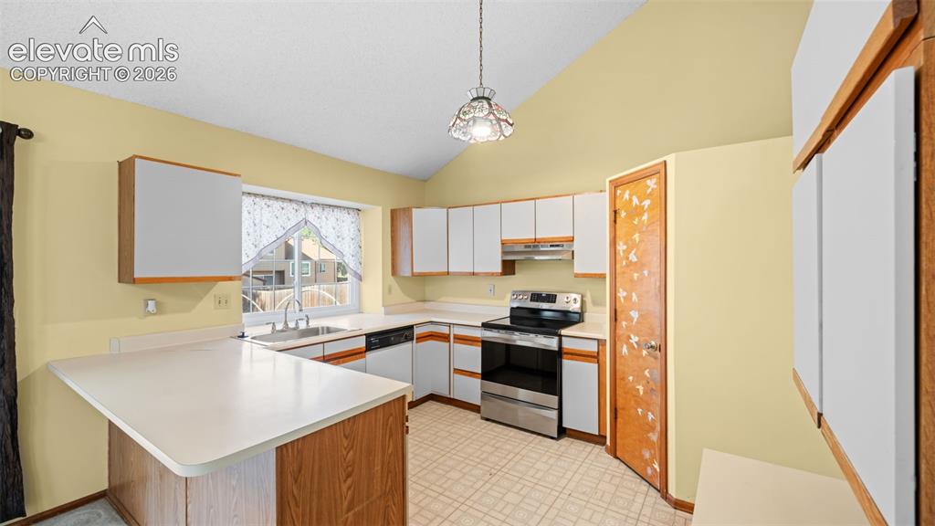 Image 11 of 36: Kitchen