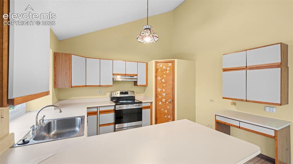 Image 12 of 36: Kitchen