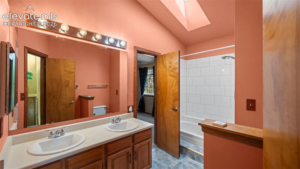 Image 15 of 36: Bathroom