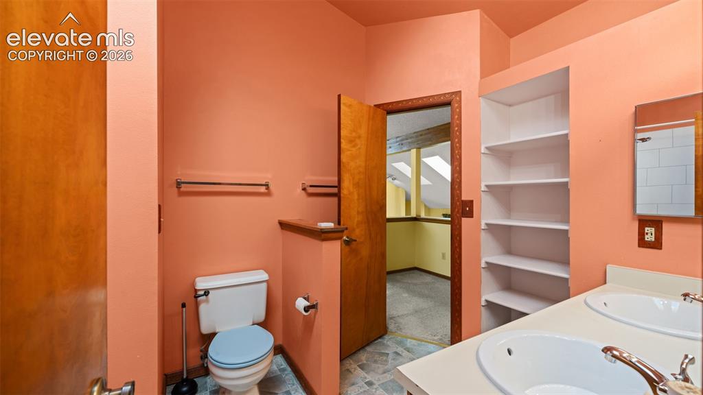 Image 18 of 36: Bathroom