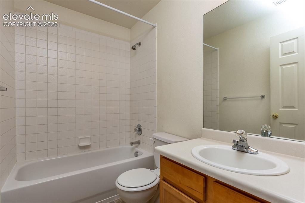 Image 13 of 18: Bathroom