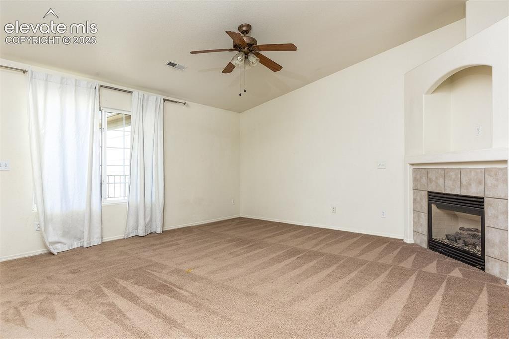 Image 4 of 18: Living Room