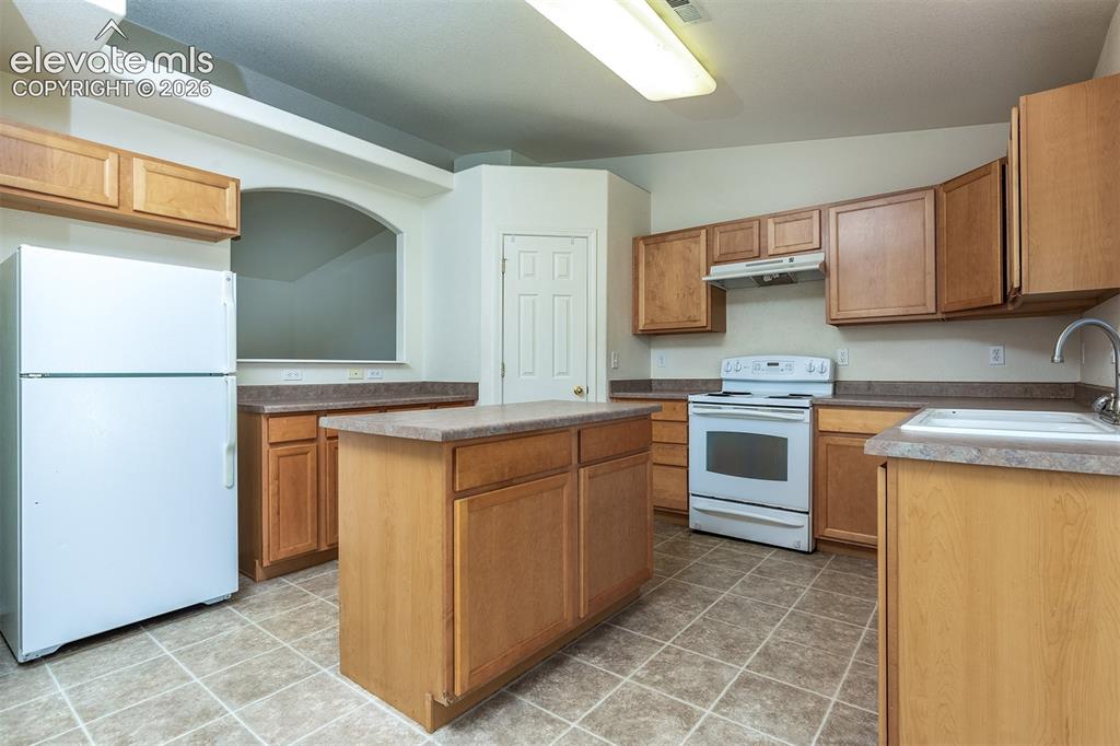 Image 5 of 18: Kitchen