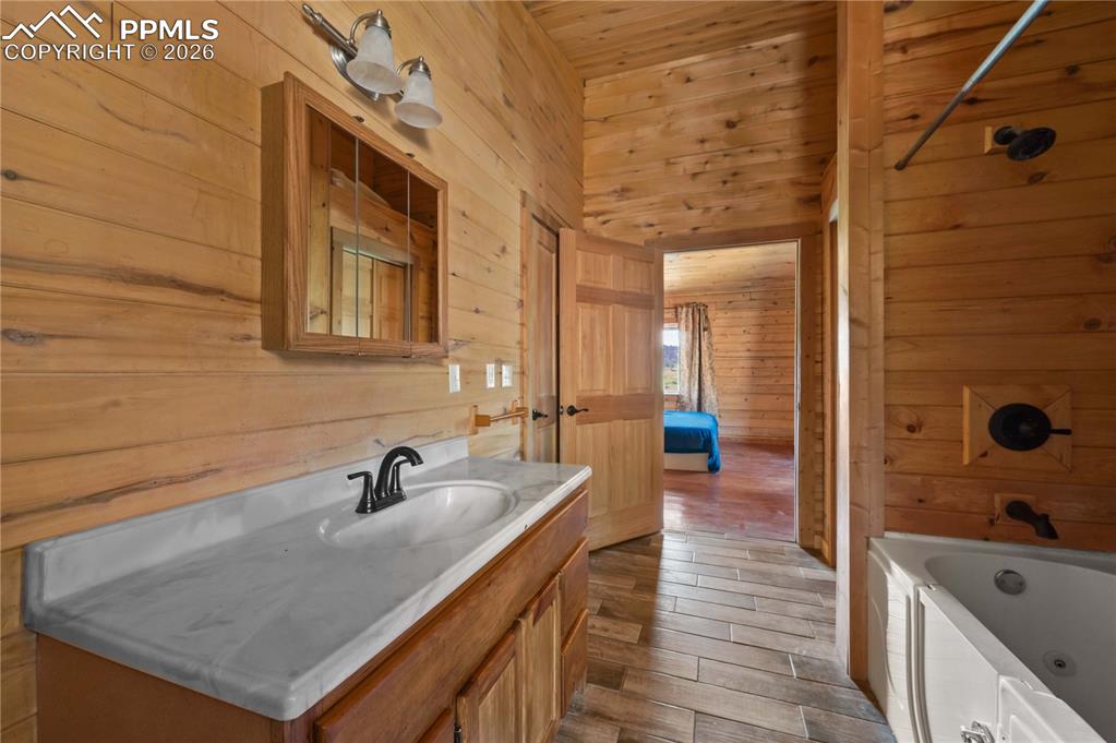 Image 13 of 30: Bathroom