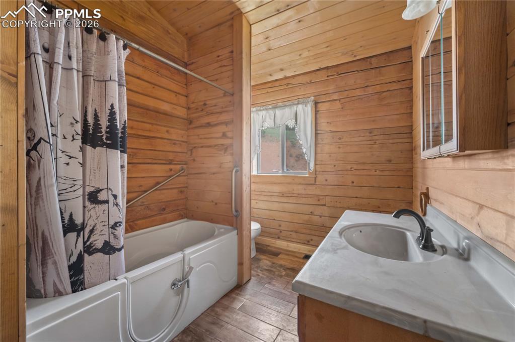 Image 15 of 30: Bathroom