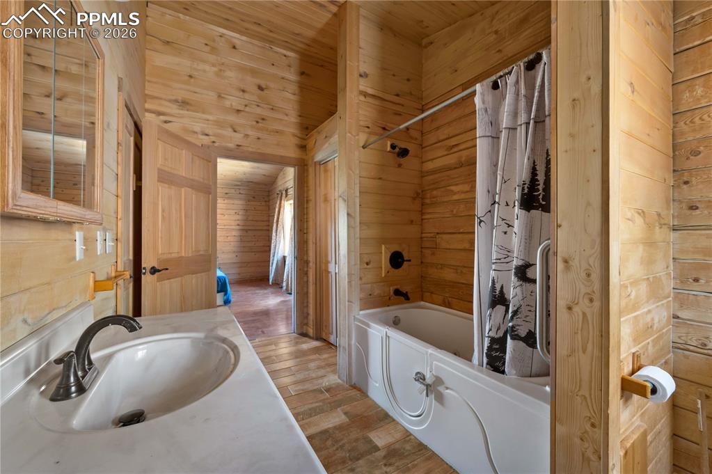 Image 16 of 30: Bathroom