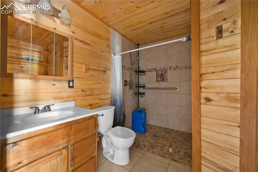 Image 21 of 30: Bathroom