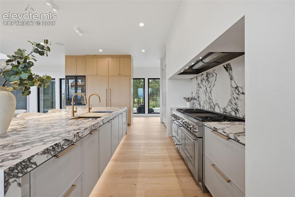 Image 15 of 50: Kitchen