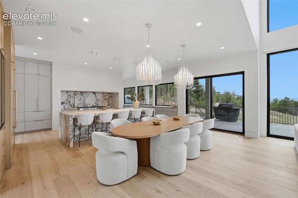 Image 18 of 50: Dining Area