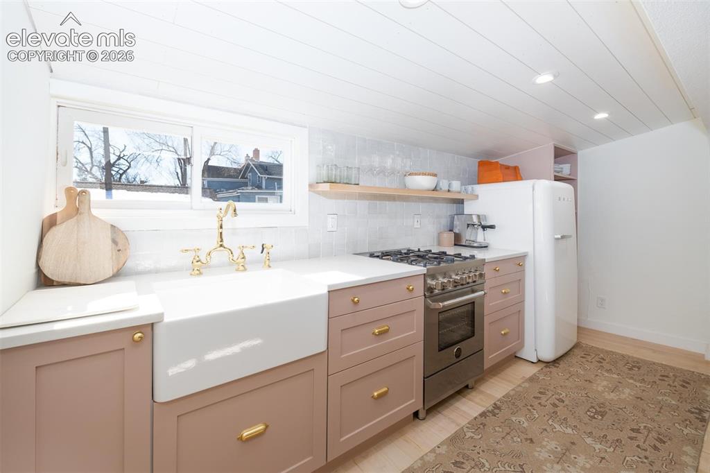 Image 10 of 22: Kitchen