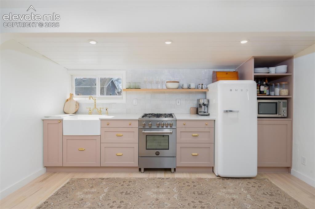 Image 11 of 22: Kitchen